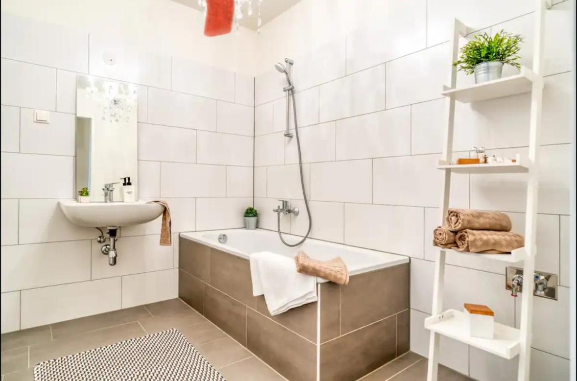 Modern Apartment With Balcony & Free Parking - Nearby Metro Βιέννη Εξωτερικό φωτογραφία